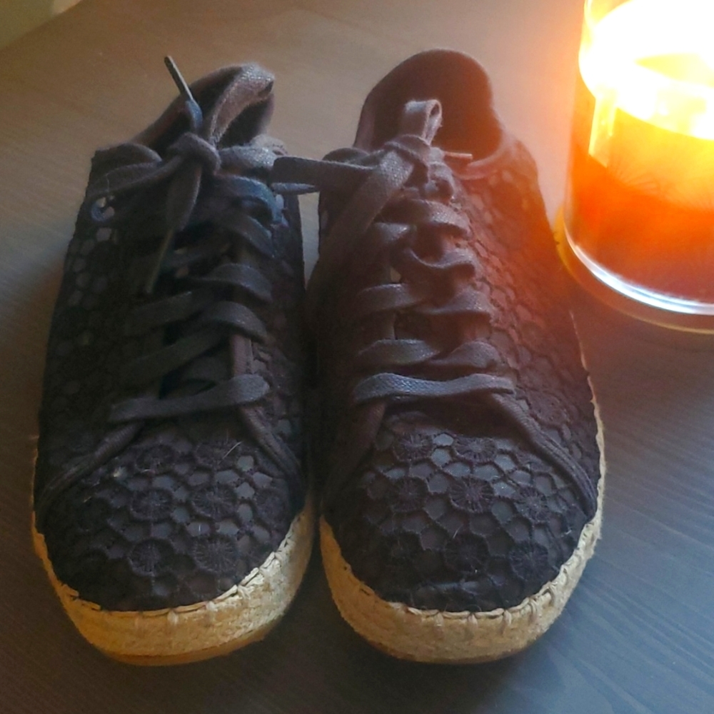 Tom's Lena Crochet and Lace Sneaker size 5.5 W